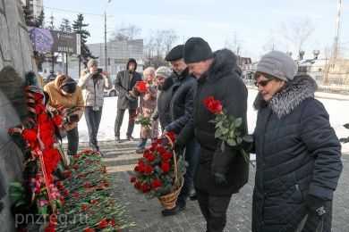 В Пензе возложили цветы к памятнику «Героям блокадного Ленинграда»