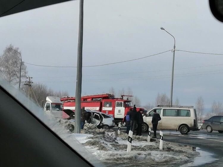 На трассе под Пензой столкнулись микроавтобус и ВАЗ 2112