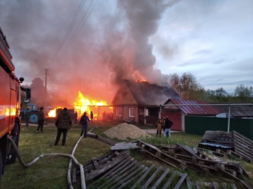 В Бессоновском районе 19 человек тушили два дома