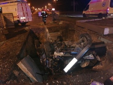 На проспекте Победы в Пензе в котлован упал автомобиль