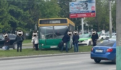 На проспекте Строителей в Пензе автобус вылетел на разделительный газон