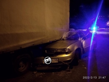 На улице Литвинова в Пензе иномарка влетела под грузовик