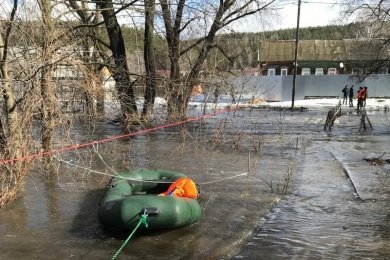 В Кузнецке паводок отсекает отдельные районы и топит мосты