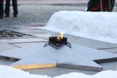 К Вечному огню у Монумента трудовой и воинской Славы пензенцев возложили цветы