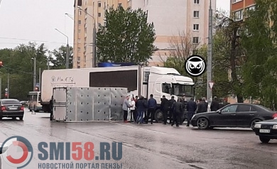 На улице Ленина в Пензе опрокинулся грузовик