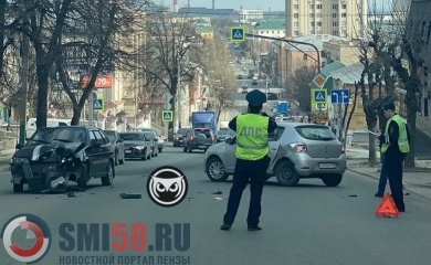 ВАЗ и Renault не разъехались на перекрестке Володарского-Кураева в Пензе
