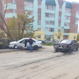 На Антонова в Пензе столкнулись две легковушки