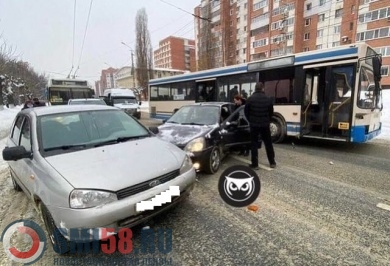 На улице Калинина в Пензе автобус попал в массовое ДТП