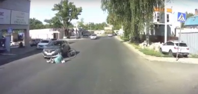 На улице Пугачева в Пензе водитель иномарки пропустил велосипедиста и сбил пешехода