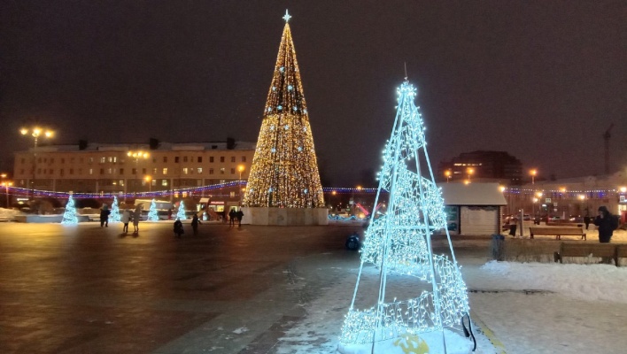 Елки пенза. Елка городская Омск 2000. Часы площадь Ленина Пенза. Новый год на площади Ростов. Установили новогоднюю елку.