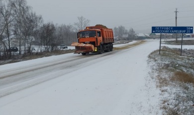 Региональные дороги Пензенской области чистят и обрабатывают от льда 100 спецмашин