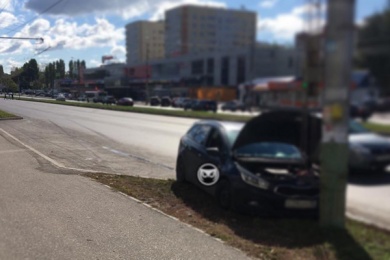 В Пензе водитель уходил от удара с другой машиной и врезался в столб