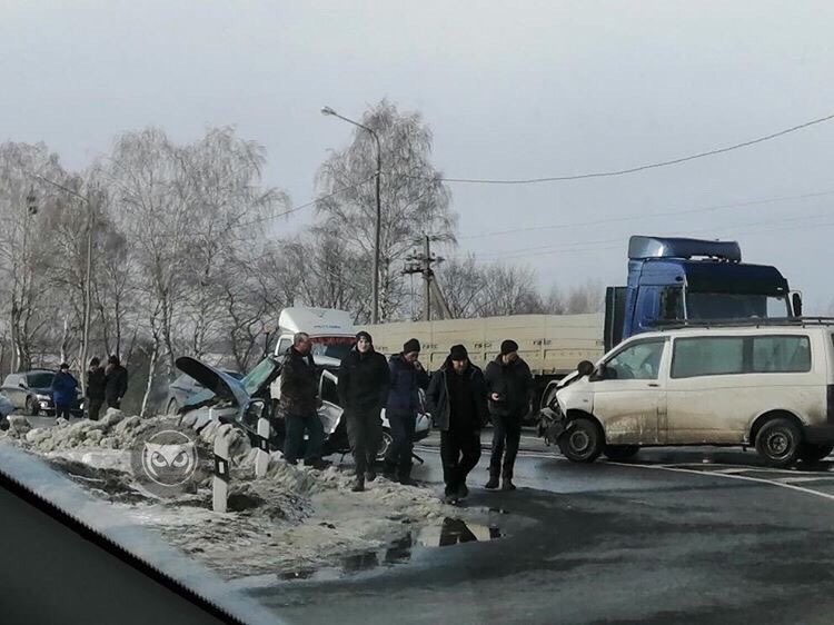На трассе под Пензой столкнулись микроавтобус и ВАЗ 2112