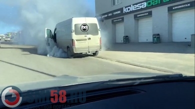 Очевидец снял микроавтобус в клубах густого дыма на улице Окружной в Пензе