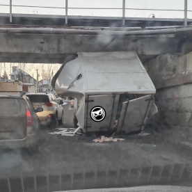 Под мостом на Ладожской развалился грузовик