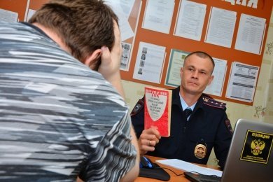 Ревность и алкоголь привели к нападению с ножом в Белинском районе: женщина вызвала полицию