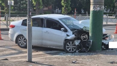 На перекрестке улиц Бакунина и Плеханова в Пензе иномарка врезалась в столб