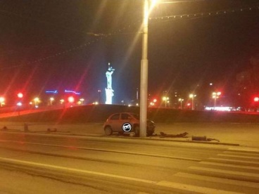Ночью в Пензе у памятника Победы разбилась иномарка
