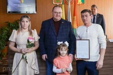 Олег Мельниченко передал жилсертификаты двум семьям из Земетчинского района