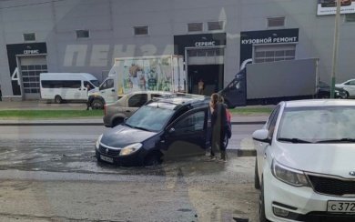 На улице Воронова в Пензе под автомобилем провалился асфальт