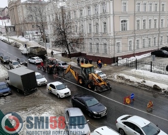 Коммунальщики перегородили дорогу на улице Володарского в Пензе