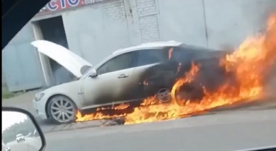 В Заречном загорелся автомобиль Jaguar