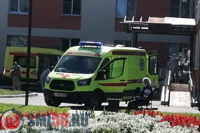 При падении из окна дома в Пензе насмерть разбился мужчина
