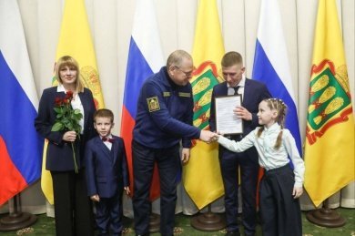 В пензенском правительстве состоялось вручение жилищных сертификатов и ключей от квартир