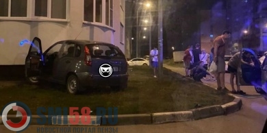 На улице Антонова в Пензе автомобиль врезался в дом