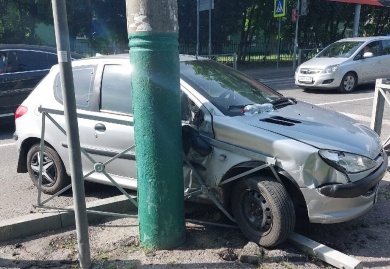 На улице Захарова в Пензе иномарка снесла дорожное ограждение