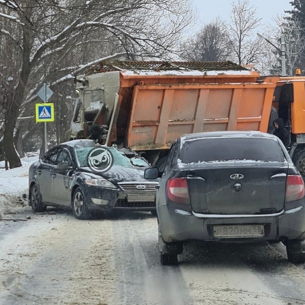 На улице Мереняшева в Пензе МАЗ подмял под себя Ford | 22.02.2023 | Пенза -  БезФормата