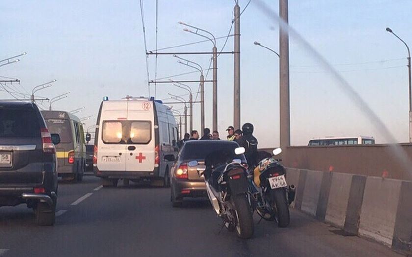 Мотоциклист упал с моста спб. Дтп на волгоградском мосту. Мотоцикл на бугринском мосту. Авария на разводном мосту в питере. Мотоциклист разводной мост.