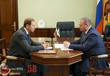 Олег Мельниченко провел переговоры с министром промышленности РФ Денисом Мантуровым
