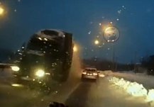 В Пензе грузовик перелетел разделительный отбойник и чудом избежал ДТП
