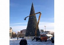 Елку с площади Ленина в Пензе убирают за 586 тыс. рублей