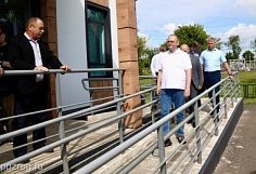 Губернатор Олег Мельниченко побывал в семейном МФЦ и других объектах в Земетчино