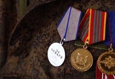 Мельниченко поздравил пензенца с получением медали "За отвагу"