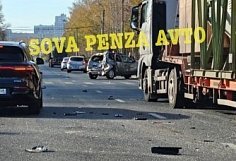 На улице Ульяновской в Пензе фура протаранила иномарку