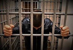 Рецидивист из Кузнецка вернется на скамью подсудимых за удары, нанесенные знакомой во время застолья