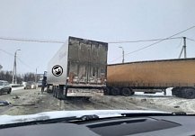 Два грузовика частично перекрыли трассу под Пензой