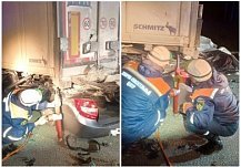 В Бессоновском районе погибшего под грузовиком водителя доставали спасатели