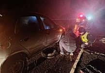 В Башмаковском районе инспекторы ДПС и неравнодушные граждане пришли на помощь водителю