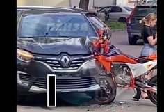 На улице Володарского в Пензе девушка на мотоцикле протаранила иномарку