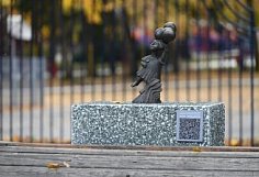 Около скульптур «Пензяков-добряки» появились информационные таблички с QR-кодами