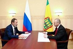 Губернатор Олег Мельниченко доложил полпреду Игорю Комарову о развитии региона