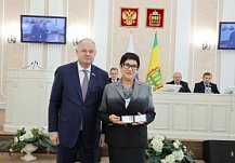 Директор школы № 77 в Пензе получила удостоверение депутата Заксобрания