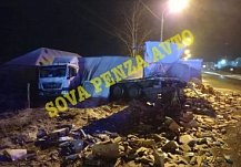 В Нижнеломовском районе фуры протаранили забор частного дома после ДТП