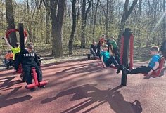 На Олимпийской аллее в Пензе снова заработала площадка с уличными тренажерами