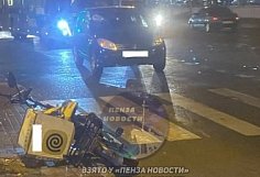 В центре Пензы 20-летний доставщик на электросамокате попал в ДТП