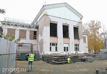 Пензенский губернатор проверил ход реконструкции Театра юного зрителя